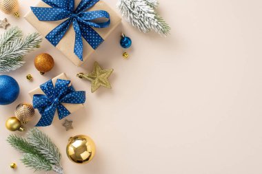 Sezonun neşesini kutlayın! Sanatsal olarak düzenlenmiş hediye kutuları, şık ağaç süslemeleri, parıldayan mücevherler, tarafsız yüzeyde tatil süsü, içten mesajınız veya reklamınız için hazır.