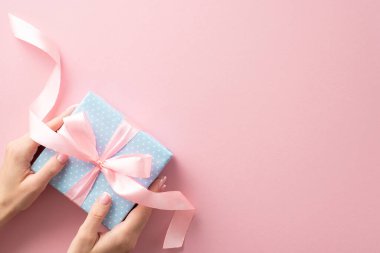 En içten tebriklerimi iletiyorum. Pastel mavisi hediye kutusuna nazikçe dokunuyorum. Sevimli pembe bir kurdele takıyorum.