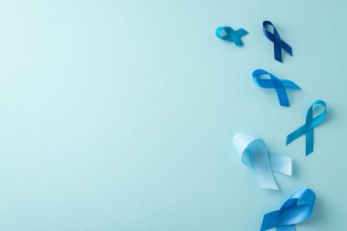 Erkeklerin sağlık farkındalığı görsel. Prostat kanseri amblemlerinin genel görüntüsü - mavi bir yüzey üzerinde mavi kurdeleler metin veya reklamlar için yer var