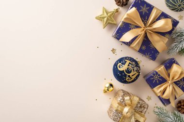 Hediye verenin hayali. Üstten çekilen parlak mavi ve altın sarısı hediyeler, takılar, yıldız dekoru, pullar, donla kaplı köknar dalları ışığa karşı, nötr bir arkaplan. Metinle kişiselleştir