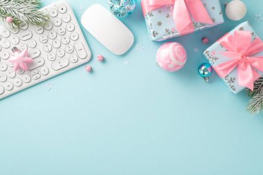 Çevrimiçi Alışveriş Mevsimi: Beyaz bir klavyenin, bilgisayar faresinin üst görünümü, süsler, yıldızlar, hediyeler, pastel mavi bir arkaplan karşısında her zaman yemyeşil dallar,
