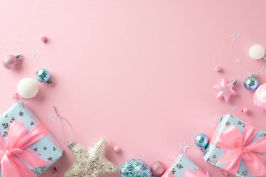Yeni yılı pastel pembe bir zemin ile kutlayın. Üstten bakıldığında takılar, pırıltılı yıldızlar, lüks hediyeler, ökse otu üzümleri, yazı ve reklamlar için yer sunan bir arkaplan.
