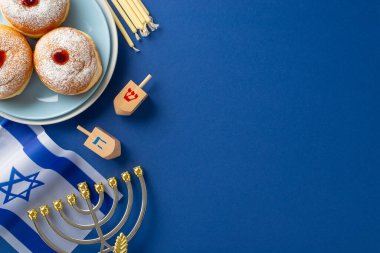 Mavi arka planda Sufganiyot, İsrail bayrağı, mumlar ve dreidel bulunan Hanukkah sezonunu büyük bir fotoğrafla onurlandırın.