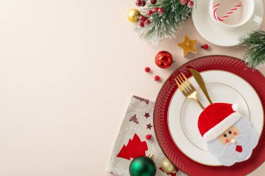 Çocuklar için Eğlenceli Yeni Yıl Partisi Masa Dekoru: Tabaklar, altın çatal bıçak, peçete, şeker kamışı, süsler, buzlu köknar dalları, pastel bej yüzeyde böğürtlenler