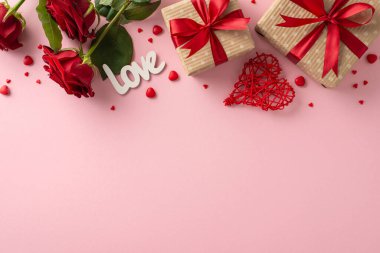 Romantik Sevgililer Günü sahnesinde el işi kağıt hediye kutuları, rattan kalp, kırmızı güller ve pastel pembe bir yüzey üzerinde 