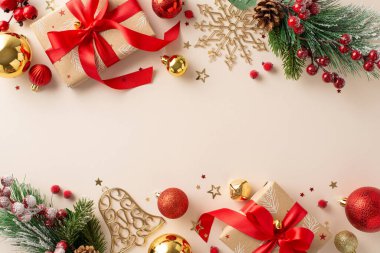 Yeni yılda neşeyle çalın! Üst düzey el işi kağıt hediye kutuları, takılar, yaratıcı Noel ağacı süslemeleri, ökseotu, şekerli köknar dalları, konfeti, pastel arka planda sahnelenmiş, reklam için yer sağlayan konfeti.