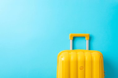 Kaçamak bir dokunuşla tatilin tadını çıkar. Parlak mavi arka planda sarı bir valizin üst görüntüsü. Metnin ya da ilanın kusursuz uyuyor.