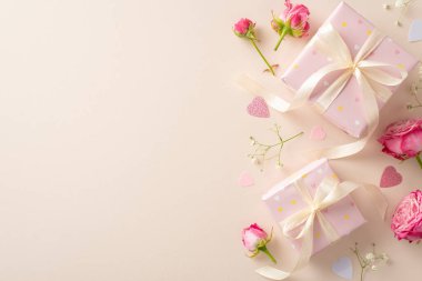 Love Blossoms: Tepede süslü hediye kutuları, pembe güller, çigila, kalp konfetileri. Metin veya reklamlar için boş alanı olan Pastel bej ayarı