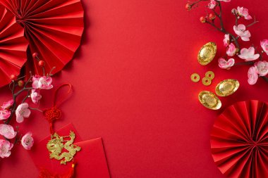 Fanlar, Feng Shui ıvır zıvırları, geleneksel madeni paralar, sicee, zarflar, ejderha tılsımı duvarlar asılı, kırmızı zemin üzerinde sakura çiçekleri ve metin veya tanıtım içeriği ile şenlikli aura 'ya dalın