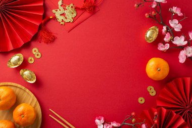 Şenlik coşkusuna bir göz atın. Fotoğraf sergisi hayranları, geleneksel madeni paralar, sicee, Hong Bao, duvar asma, mandalina, kırmızı zeminde sakura, metin ya da promosyon için yer açın.