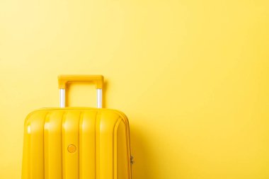Bir ada kaçışını mı hayal ediyorsun? Kumlu bir ortamda yukarıdan aşağıya sarı bavulu hayal et. Seyahat detaylarınız için özelleştirilebilir boşluk