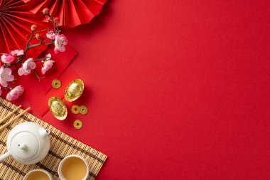 Neşeli Yeni Yıl Ziyafeti Düzenleme: üst düzey hayranlar, çay seremonisi seti, yer örtüsü, geleneksel madeni paralar, sicee, şanslı kırmızı zarflar, kırmızı arka planda sakura. Şenlik sunumlarınızı desteklemek için mükemmel