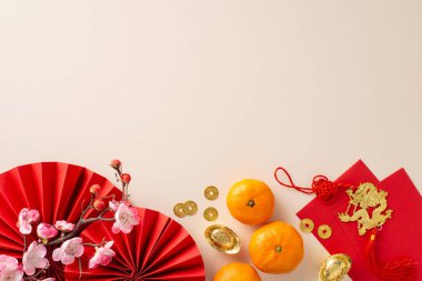 Bu büyüleyici düzenlemeyi kullanarak Çin Yeni Yılı 'nı büyük bir yetenekle kutlayın. Taraftarlar, Feng Shui hazineleri, madeni paralar, tarafsız arkaplanda dekoratif unsurlar, kutlama mesajı için yer açmak