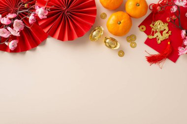 Çin Yeni Yıl kutlamanıza bu güzel düzenlemeyi kullanarak zerafetle katılın. Hayranların üst görüntüsü, Feng Shui ıvır zıvırları, Pastel arka planda sembolik elementler, bayram mesajı için yer açmak.