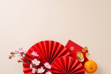 Çin Yeni Yıl kutlamanızı bu görsel olarak memnun edici düzenlemeyle yükseltin. Hayranların en üst görüntüsü, Feng Shui temel ürünleri, mandalina, ve daha fazlası, tarafsız arka plan, kutlama mesajınız için alan