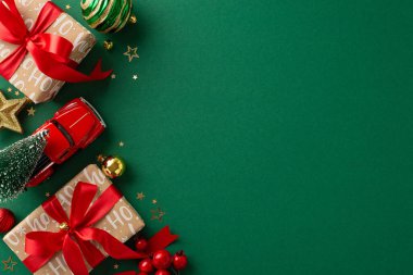 Yeni yıl karmaşıklığına dalmak. Üstten görünüşlü şık el sanatları hediye kutuları, abartılı takılar, Noel ağacı taşıyan oyuncak araba, yeşil zeminde altın konfeti, tanıtım metni alanı.