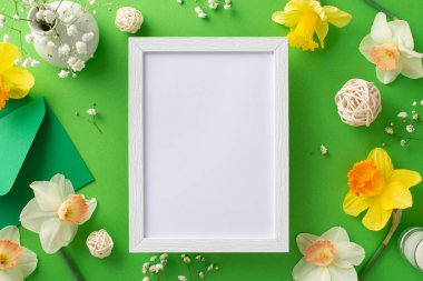 Bahar çiçeklerinin tazeliğini narsis ve çingeneyle kucaklayın. Üst görüntüde taze çiçekler ve yeşil izole bir arkaplan, ahşap çerçeve metin veya reklam için mükemmel bir dekor sergilenir