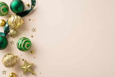 Terfilerinizi Noel sihriyle doldurun. Bu üst düzey fotoğrafta gösterişli mücevherler, pırıl pırıl yıldız süsü, kıvırcık kurdele yılanı, Noel çanları, neşeli pastel arka planda altın konfetileri kullanın.