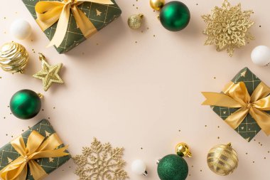 Şık Noel kartı, gösterişli takılar ve daha fazlası ile tamamlanmış şenlikli kurdelelere sarılmış hediyelerin üst görünüm görüntülerini sergiliyor. Altın pulların dokunuşu ışık arkaplanına, çerçeve dileklerine ya da reklamlara cazibe katar