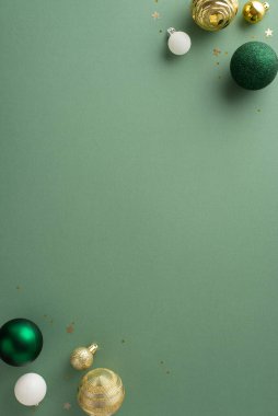 Modern Noel sofistikeliği. Üst görünüm dikey görüntü gösterimi zengin mücevherler, ve pastel yeşil arka planda altın pullar, selamlama veya tanıtım mesajları için boş bir alan