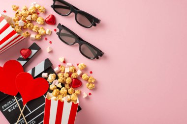 Sevgililer Günü 'nde iki kişilik samimi film gecesi. Clapperboard, 3D gözlükler, patlamış mısır kutuları, kalp dekoru, şekerler, şekerlemeler, büyüleyici pastel üzerine serpiştirilmiş şekerlemeler.
