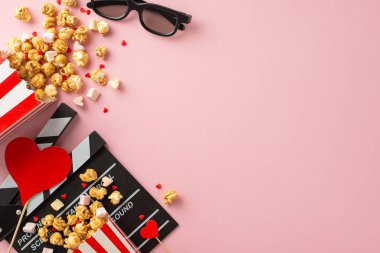 Bu Sevgililer Günü romantik bir film havası veriyor. Üst görüntü el çırpma tahtası, 3 boyutlu gözlük, büyük patlamış mısır kutuları, kalp şeklindeki şekerlemeler, tatlı pastel pembe arka planda serpiştirmeler, rüya gibi bir atmosfer yaratmak.