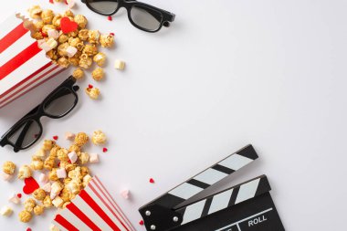 Evde nostaljik sinema deneyimi. El çırpma tahtası, 3D gözlükler, klasik patlamış mısır kutuları, iç açıcı dekor, beyaz arka planda bir retro film gecesinin özünü yakalamak.