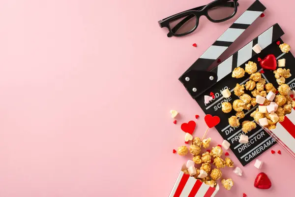 Sevgililer Günü film büyüsü. Alkışlar, 3D gözlükler, çizgili patlamış mısır kutuları, kalp dekorları, pastel pembelere serpiştirilmiş tatlılar, romantik film gecesi için mükemmel bir ortam.