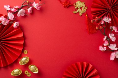 Hayranların, Feng Shui sembollerinin, uğurlu sikkelerin, siceenin, ejderha motifli duvar sanatının ve kırmızı arkaplanlı orkidelerin yer aldığı en iyi manzara, mesajınız veya reklamınız için çerçeve