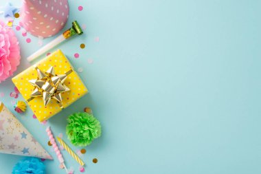Festal Toplama görselleştirme. Üst görüntü şekerler, paketlenmiş hediyeler, doğum günü şapkaları, parti üfleyicisi, mumlar, ince gökyüzü mavi arka plan üzerinde konfeti, metin için alan gibi neşeli elementleri yakalar