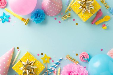 Canlı doğum günü düzenleme teması. Hediyeler, parti şapkası, pipo, mum, pipet, balon, konfeti ve yumuşak mavi arkaplan ile süslenmiş masanın üst görüntüsü. Metin veya reklamlar için ideal