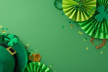 Bir çerçevede Aziz Patrick Günü kutlaması: üst manzara cüce şapkası, uğurlu at nalı, parıldayan altın paralar ve yeşil zeminde daha canlı bir sahne yaratmak. Metin alanı ile sorunsuz reklam yap