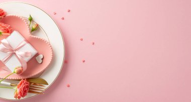 Tatlım 'ın Masası: kalp şeklinde bir tabak, çatal bıçak takımı, güller ve pastel pembe arka planda bir hediye kutusu olan romantik bir akşam yemeği setinin üst görüntüsü. Aşkı ifade etmek için ideal. Sağlanan metin veya reklam alanı