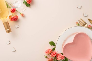 Kalp şeklinde tabaklar, çatal bıçak takımı ve beyaz şarap şişesiyle süslenmiş, aşkla doldurulmuş yemek masası. Büyüleyici güller ve temalı dekorlar pastel bej sahnelere sıcaklık katar, romantizm havasını hazırlar.