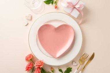 Üst düzey kalp şekilli tabaklarla, çatal bıçaklarla ve şarap kadehleriyle samimi bir akşam yemeği. Güzel güller, bir hediye kutusu ve renkli bej sahneyi vurgulayan temalı bir dekor. Aşk ve romantizmi davet ediyor.