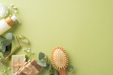 Açık yeşil bir arkaplanda sağIık görüntüsü. Üst görünüm gua sha, bakım kozmetik, lif, sabun ve daha fazlası. Boşluğu benzersiz bir dokunuş için kendi metin veya reklamlarınızla özelleştirin