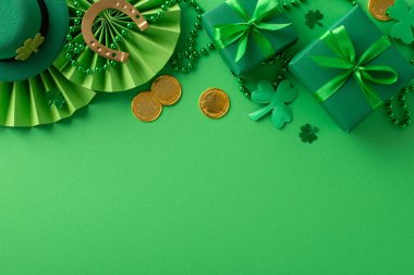 Festive St. Paddy 's kurulumu, İrlandalı cazibesine sahip. Cüce şapkası, hediye kutuları, at nalı, altın sikkeler, yelpazeler, yoncalar, yeşil zemin üzerindeki boncuklar. Kullanılabilir reklam alanı