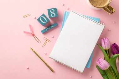 Ofis Zarafeti: 8 Mart, şık kırtasiye malzemeleri, köpüklü kahve, not defterleri, kalem, klipler ve lalelerin yer aldığı şık bir ofis masasının şık bir görüntüsüyle Kadınlar Günü 'nü kutlamak