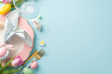 İlkbahar ziyafeti atmosferi: Tavşan kulakları peçete, tabak, cam gibi zevkli masa düzenlemeleri. Canlı laleler, şeker serpintileri, pastel maviye saçılmış renkli yumurtalar neşeli bir atmosfer yaratır.