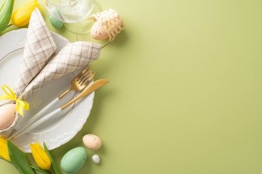 Paskalya büyüsü: Tavşan kulaklı tabağın üst görüntüsü peçete, şarap bardağı, laleler, yumurtalı küçük sepetler bayram tablosu oluşturur. Pastel yeşili Paskalya kutlamalarının tuhaf cazibesini arttırır.