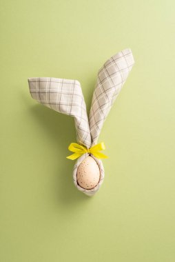 Paskalya toplantınızı, tavşankulaklı peçeteyle süslenmiş yumurta da dahil olmak üzere dikey masa düzeniyle yükseltin. Metin ya da reklam için mükemmel