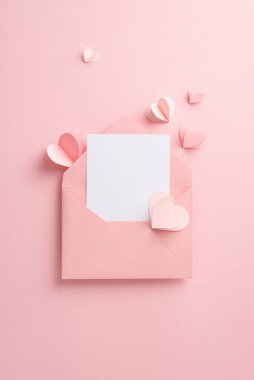 Zarif Kutlama: Hassas kalplerin zarif üst görünüm sunumuyla ve pastel pembe arka planda davetkar bir mektupla Mark Woman 's Day. Hayatındaki özel kadını onurlandırmanın güzel bir yolu.