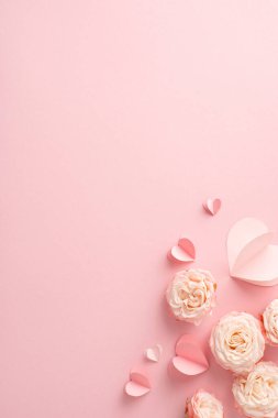 Kadınlar Günü 'nde göz kamaştırıcı kadınınızı onurlandırın! Zarif güllerin dikey üst görüntüsü ve yumuşak pembe arka planda sıralanmış sevimli kalpler. Gönüllü iletiniz ya da tanıtım metniniz için boşluk açın