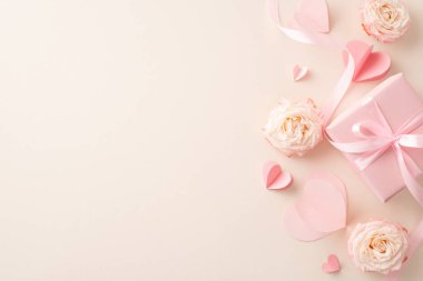 Göz kamaştırıcı kız arkadaşını sevgiye boğ! Enfes güller, kalp tasarımları, yumuşak bej arka planda güzel paketlenmiş hediyeler. Sevecen sözcükler veya reklamlar için alan oluştur