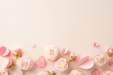 Kadınlar Günü 'nde sevgili kız arkadaşına bir övgü! Pastel bej tuval üzerine kurulmuş ışıl ışıl gül çiçeklerinin ve hassas kalplerin bu üst manzara fotoğrafıyla ona değer ver. Mesajınız veya tanıtımınız için mükemmel bir alan