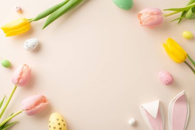 Paskalya Paskalya Paskalya Paskalya Zarafeti: Renkli yumurtalar, kaprisli tavşan kulakları ve pastel pembeye dizilmiş taze laleler. Boş bir çerçeve sahneyi tamamlamak için metninizi ya da reklamınızı davet eder