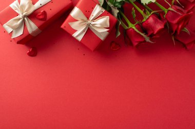 Lüks kadın hediye çeşitleri: zengin gül koleksiyonunun üst görünüm perspektifi, şık hediyeler, kırmızı arka planda kalpler ve konfeti, metin veya reklamlar için ayrılmış alan