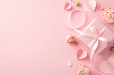 Çekici sevgilin için göz kamaştırıcı titreşimler! Canlı gül çiçeklerinin üst görüntüsü, kalp motifleri, ve yumuşak pembe arka planda şık bir hediye kutusu. Kişisel Kadınlar Günü mesajınız için geniş bir alan