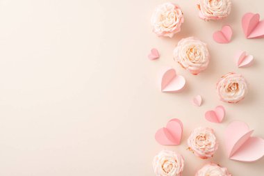 Annen için Kadın Gününü Yükselt! Çiçek açan güllerin ve yumuşak pastel bej bir ortamda sevgi dolu kalplerin büyüleyici üst görüntüsüne dikkatle bakın. Kişisel mesajınız veya terfiniz için ideal