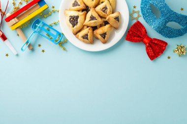 Purim neşesinin ekran görüntüsü: Üst üçgen pastalar, David 'in Yıldızı figürleri, ve konfeti, maske, gürültü çıkarıcı gibi neşeli malzemeler, hepsi sakin mavi arka planda serili, kelimeler için ayrılmış.